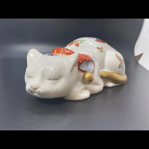Vtg Porcelain Sleeping Cat w/ Hand Painted Butterflies - Made in Japan #268 - Picture 2 of 9